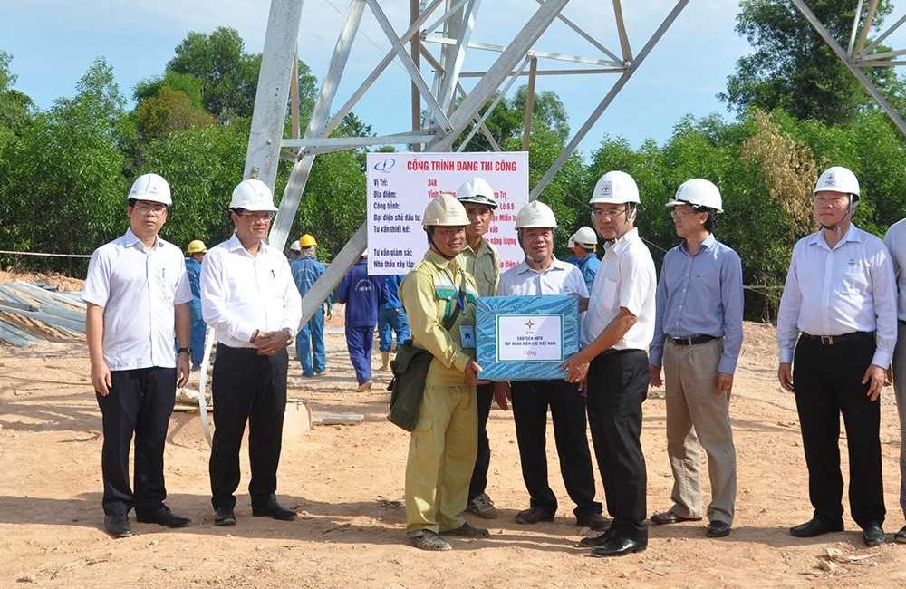 Chủ tịch HĐTV EVN Dương Quang Thành thăm và tặng quà đơn vị thi công dự án đường dây 500kV mạch 3