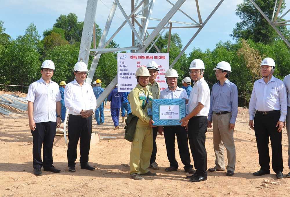 Chủ tịch HĐTV EVN Dương Quang Thành thăm và tặng quà đơn vị thi công dự án đường dây 500kV mạch 3